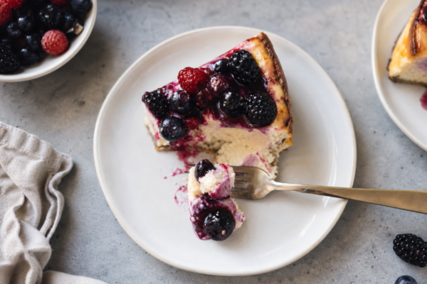 Cheesecake cu fructe de pădure la cuptor: rețetă pas cu pas