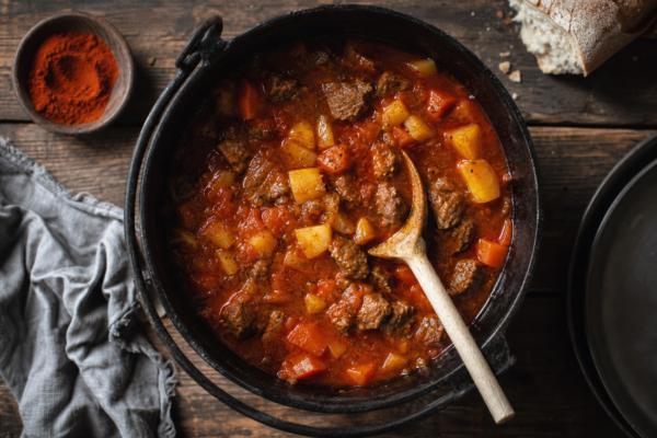 Gulaș unguresc: rețetă clasică cu vită și paprika