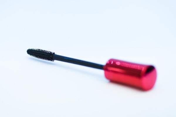 Mascara care nu se întinde: ce să urmărești când alegi un produs