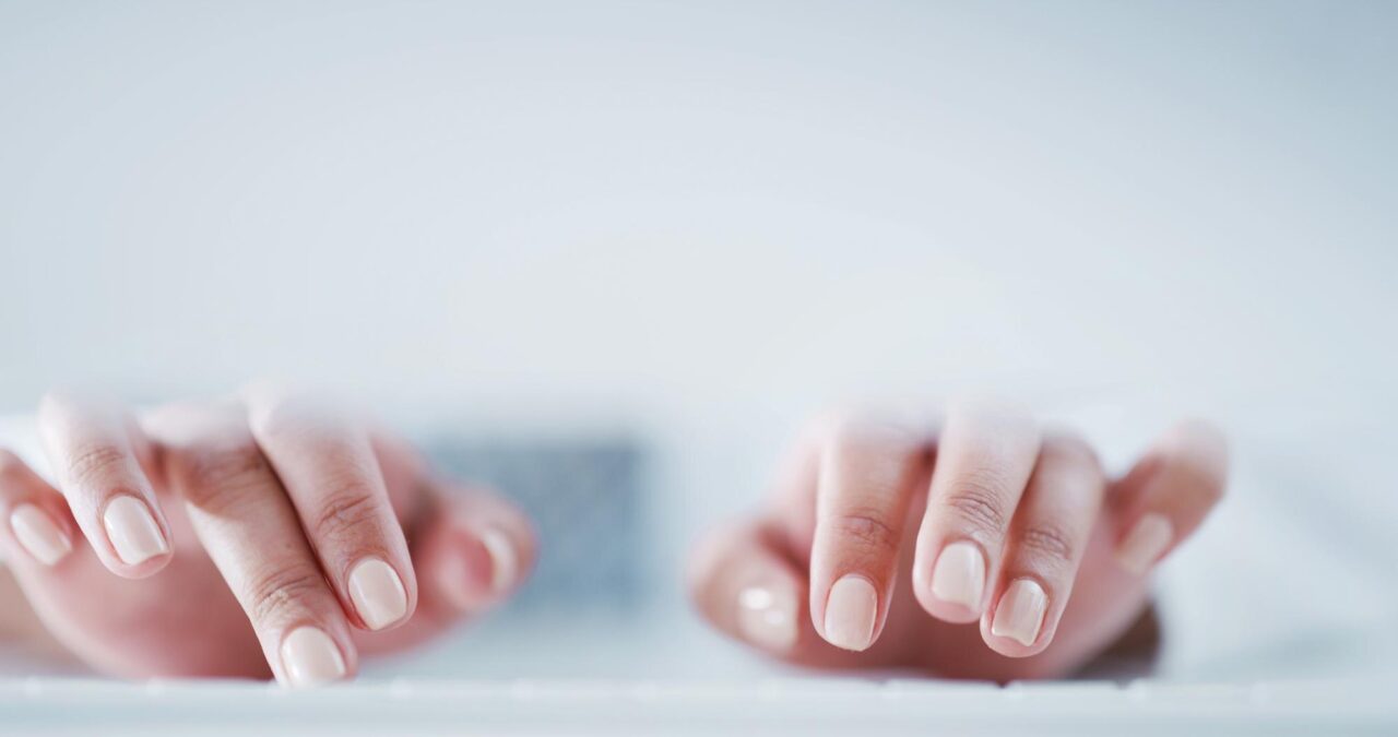 „Blurred nails” oferă un efect de filtru pe unghii. Cum arată manichiura minimalistă a momentului