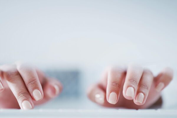 „Blurred nails” oferă un efect de filtru pe unghii. Cum arată manichiura minimalistă a momentului