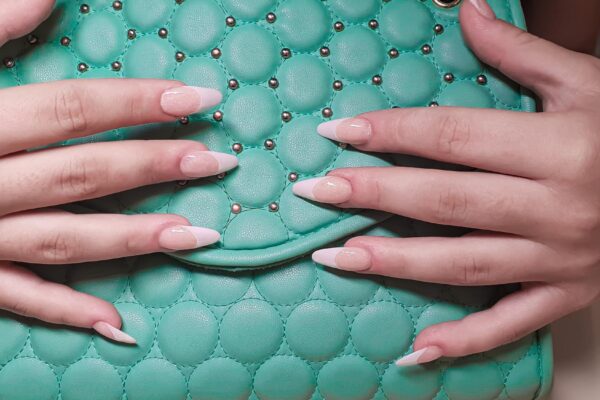 Unghii tortoiseshell: modelul carapace, în variantele roz și albastru