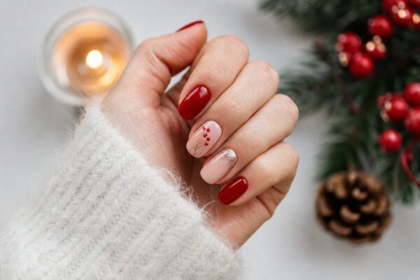 Manichiură de Crăciun: tendințe festive fără clișee