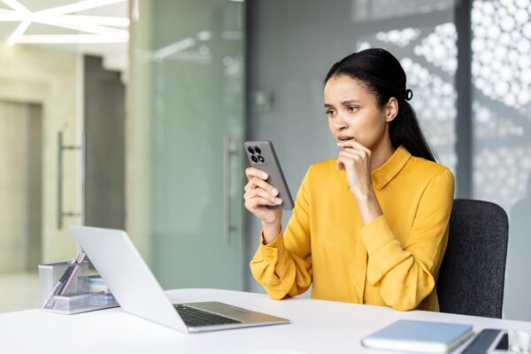Ai început să ascunzi conversațiile cu un coleg: ce întrebări să îți pui