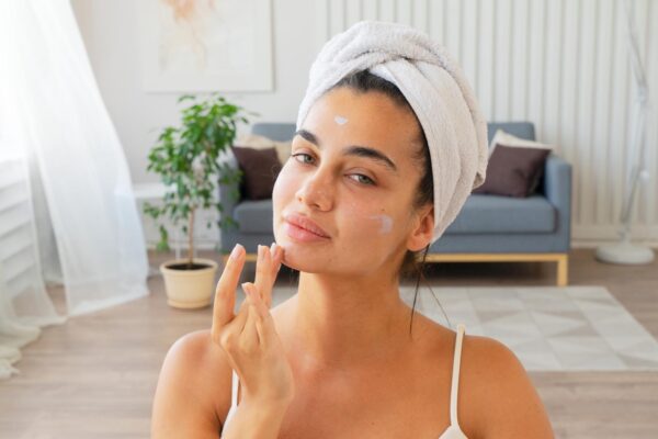 5 greșeli de evitat când aplici crema cu SPF sub machiaj