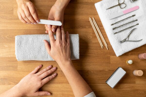 Unghii subțiri după îndepărtarea gelului: cum le îngrijești și când ceri sfat medical