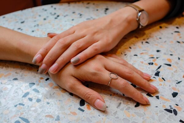 Manichiură minimalistă: modele simple care se potrivesc oricărei ținute