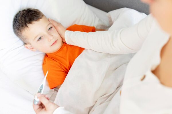 Copilul vomită și are diaree: semnele deshidratării și când ceri ajutor