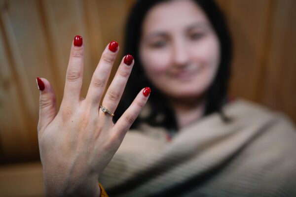 Velvet nails: cum arată efectul de catifea pe unghii scurte