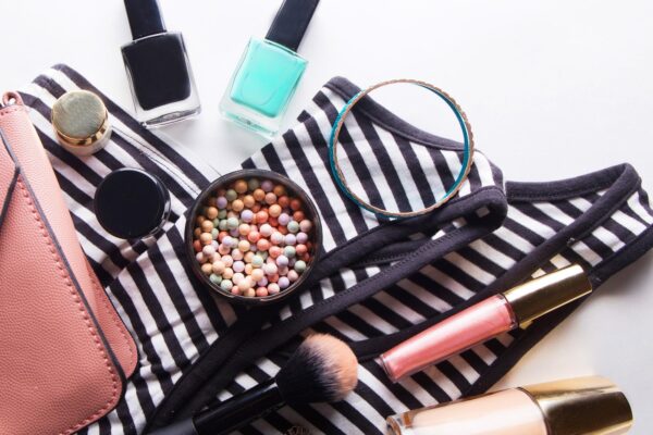 Trusa de beauty pentru geanta de zi: ce merită să ai la îndemână