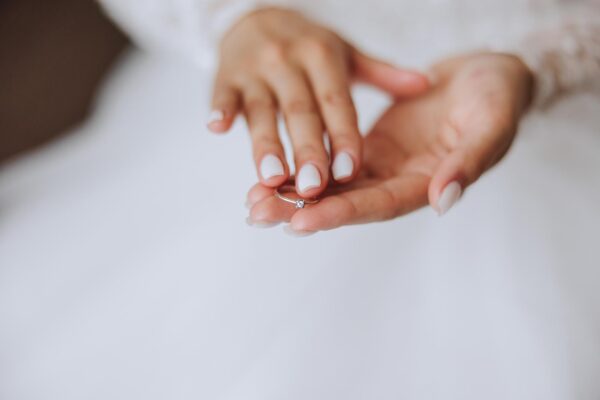 Milky nails: albul lăptos care înlocuiește nude-ul