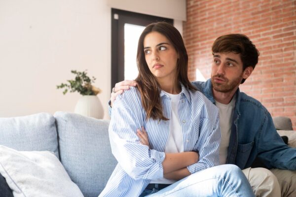 Ce să faci dacă descoperi că partenerul se prezintă online ca fiind singur