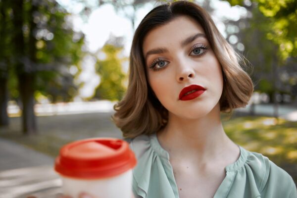 Nuanța cherry cola: roșul-maro pe care îl poartă toată lumea