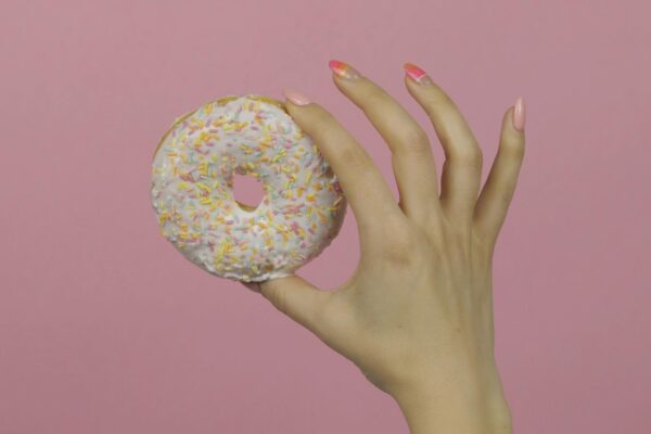 Glazed donut: manichiura perlată care nu a ieșit din tendințe