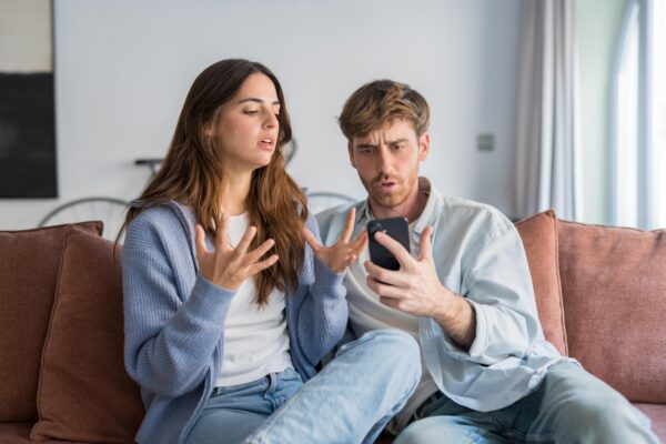 Partenerul îți cere să blochezi un coleg: cum deosebești o discuție despre limite de o impunere