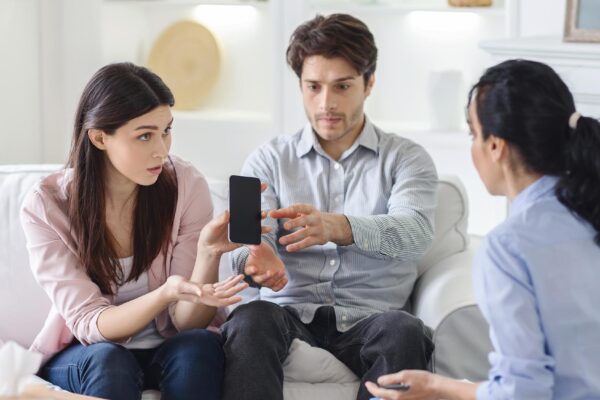 Cum discutați despre intimitate și accesul la telefonul celuilalt